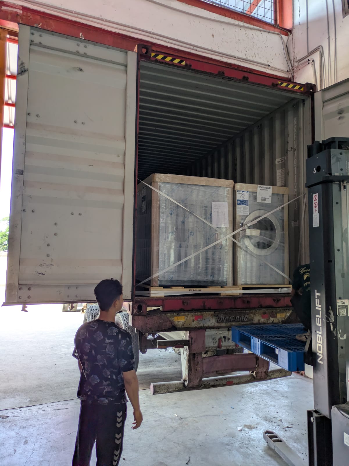 Unit mesin laundry komersial dalam proses pengiriman